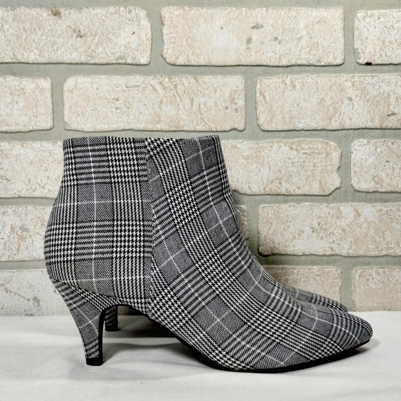 Simply Vera Vera Wang Shoes - Simply Vera Vera Wang Plaid Ankle Boots Black White Gray Sz 8.5 Academia Office